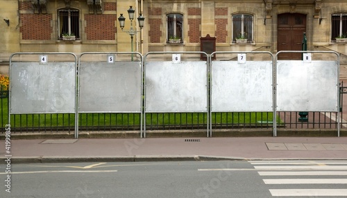 panneaux électoraux prés d'une mairie