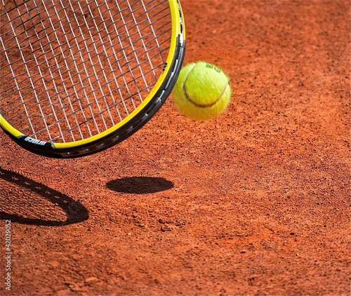 Terrain de tennis, raquette et balle jaune