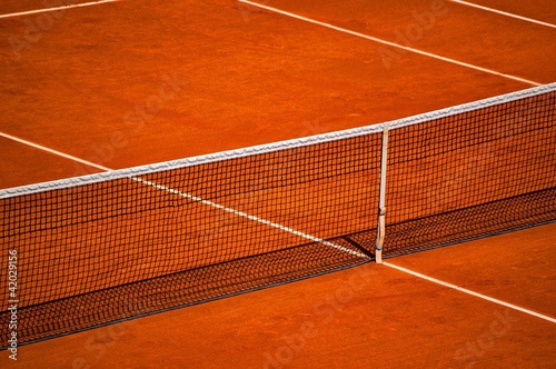 Filet et terrain de tennis en terre battue