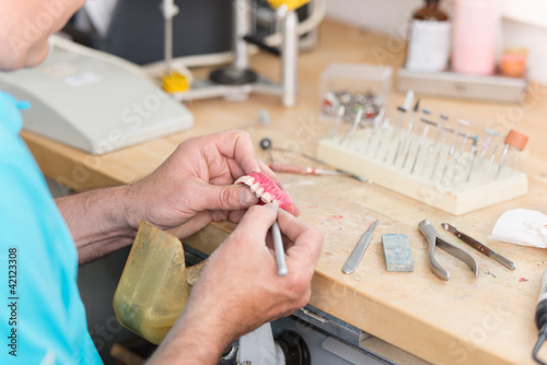 zahntechniker arbeitet an einer prothese