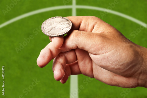Rzut monetą na rozpoczęcie meczu piłkarskiego