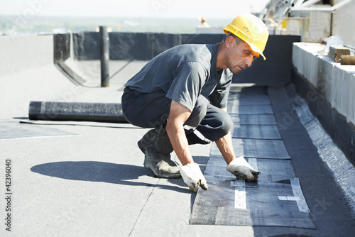 Flat roof covering works with roofing felt