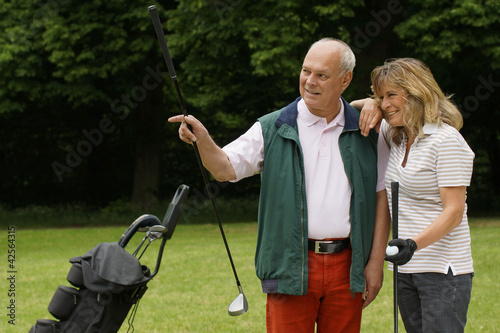Älteres Paar spielt Golf