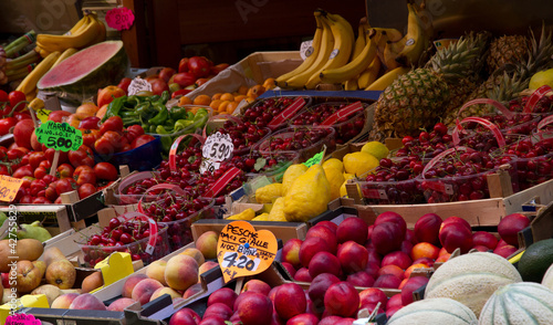 al mercato - frutta e verdura di stagione