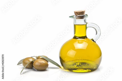 Aceite de oliva virgen en una aceitera clásica.