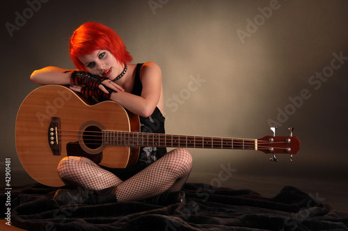 Eine rothaarige Frau mit Bassgitarre