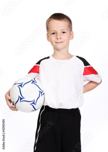 Dziecko sportowiec i piłkarz trzymający piłkę