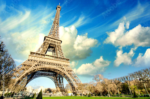 Chwała wieży Eiffla w zimny i słoneczny zimowy dzień w Paryżu.