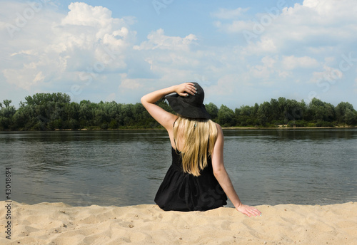 Dziewczyna w kapeluszu na plaży