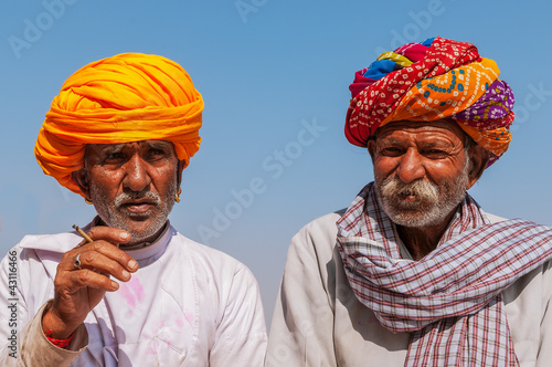 Zwei alte Inder mit bunten Turban, Jodhpur, Rajasthan, Indien