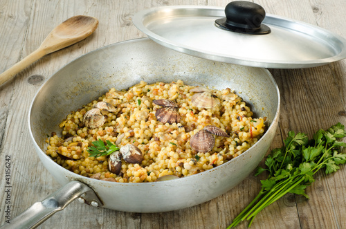 Fregola con arselle, recipe of typical pasta of Sardinia