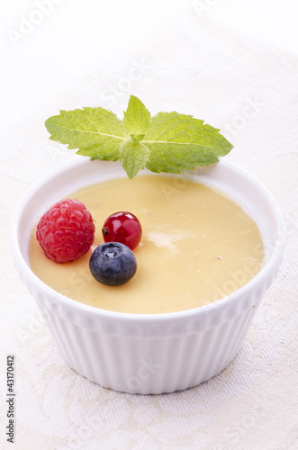 dessert alla vaniglia con frutti di bosco