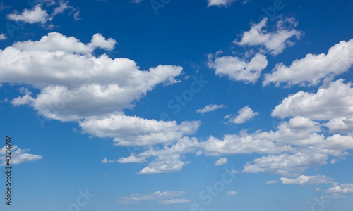 cielo e nuvole bianche