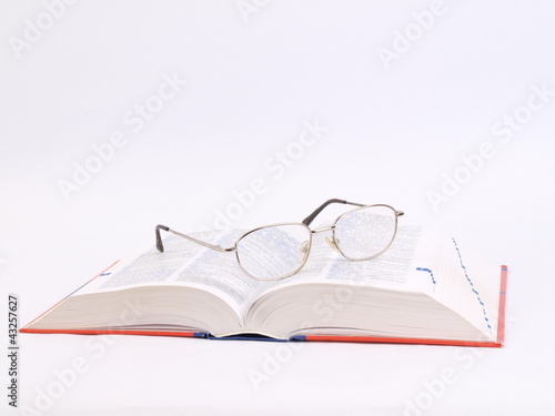 BOOK AND GLASSES - KSIĄŻKA I OKULARY