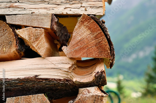 pile de bois en montagne,alpes