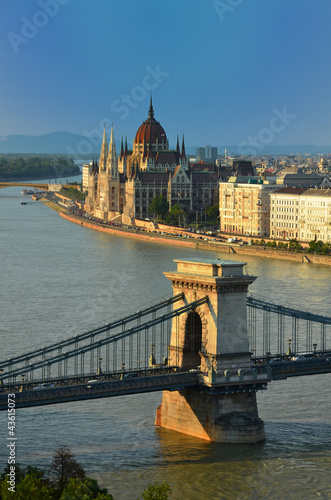 Most Łańcuchowy i Parlament Budapeszt