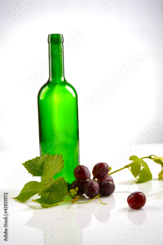 butelka do wina z winoroślą