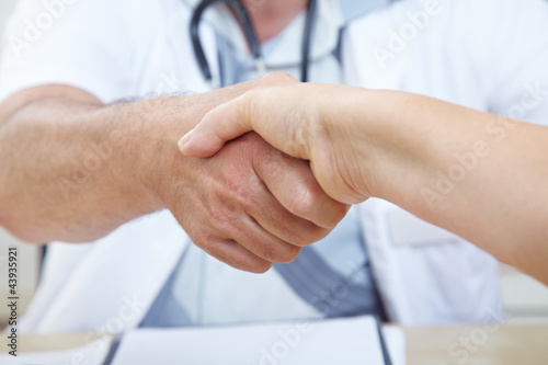 Handschlag zwischen Arzt und Patient