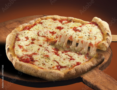 Pizza su pala di legno