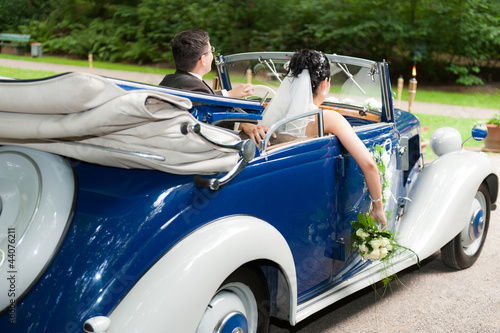 brautpaar sitzt im hochzeitsauto