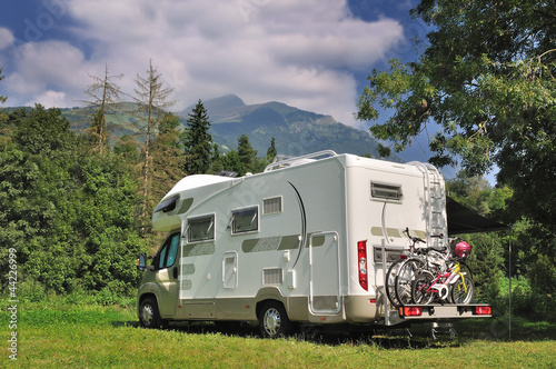 Camper in sosta su prato di montagna