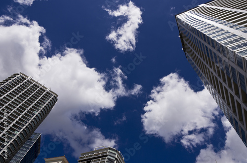 見上げた高層マンションと青空