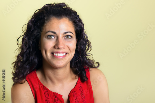 Retrato de mujer morena con ojos verdes