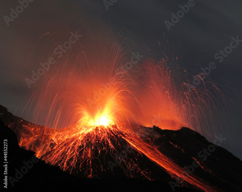Vulkanausbruch, Eruption bei Nacht
