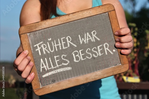 alte Schultafel mit Kreideschrift 'FRÜHER WAR ALLES BESSER'