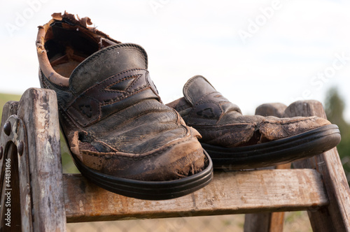 alte Schuhe auf einer Leiter