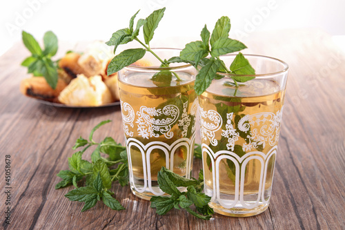 glasses of tea with mint