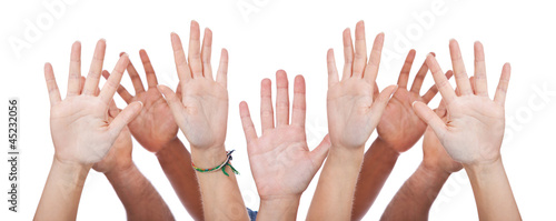 Diverse Personen strecken ihre Hände hoch