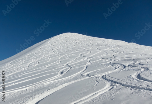 Gipfel mit frischen Schneespuren in Wellenform