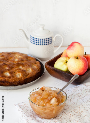 Варенье и пирог с яблоками