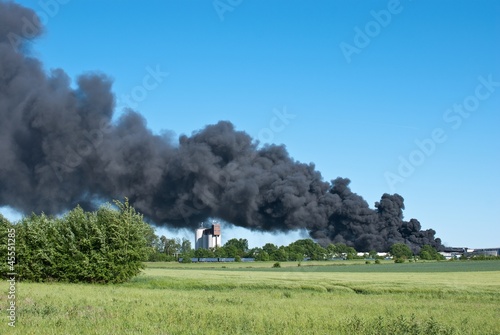 Riesige Rauchwolke, Großbrand in Industriegebiet, Niedersachsen, Deutschland, Europa