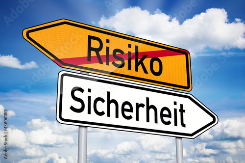 Wegweiser mit Risiko und Sicherheit