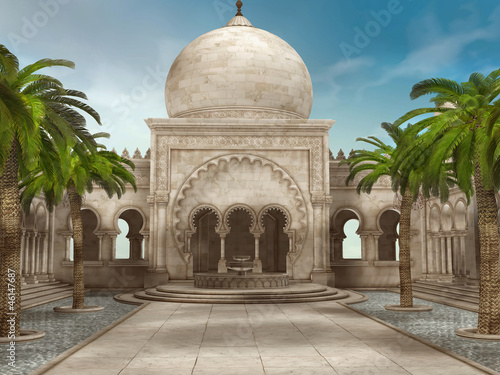 Pałacowy dziedziniec z palmami i fontanną