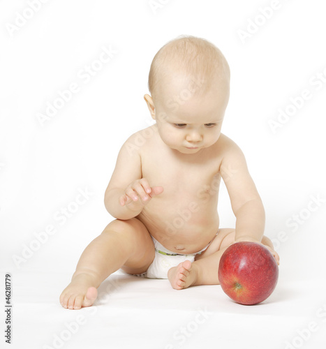 niemowle i jabłko