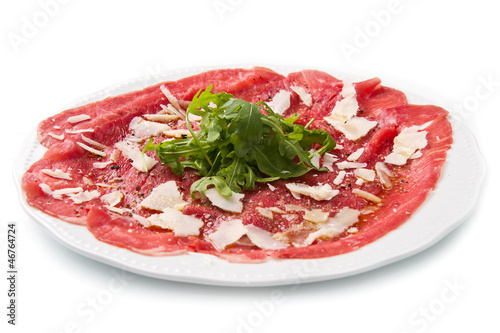 carpaccio di carne con gran e rucola