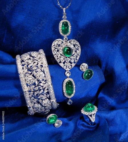 set of the elegant emerald jewelry
