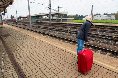 Frau wartet auf Bahnhof auf ihren Zug