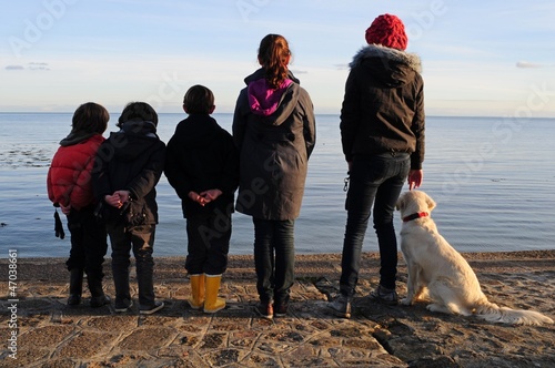 5 enfants face à la mer