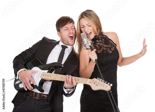 Couple performs duet to everybody