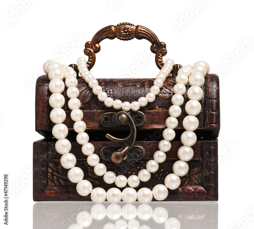 Chest with pearl