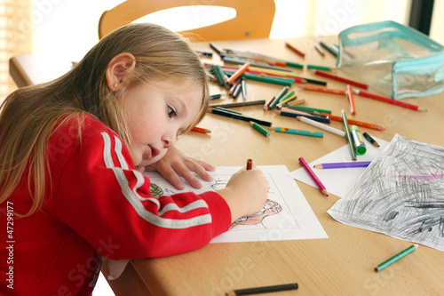 Bambina seduta che colora - Little girl sitting that colors