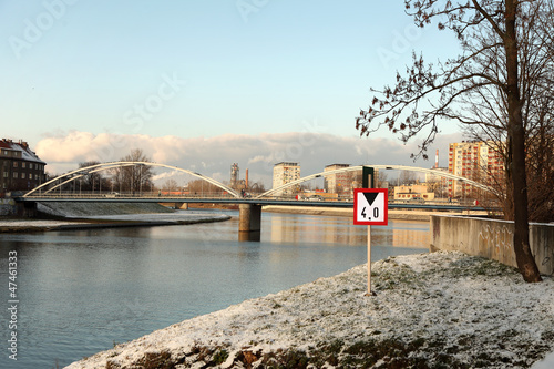 Oszroniony most na rzece Odrze w Opolu, zimą.