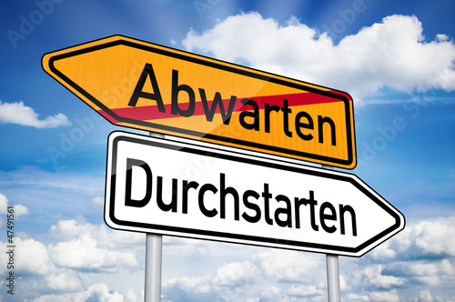 Wegweiser mit Abwarten und Durchstarten