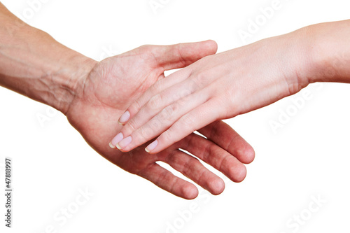Zwei Leute reichen sich die Hand
