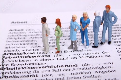 Figuren stehen in Schlagen vor Wort "arbeitslos"