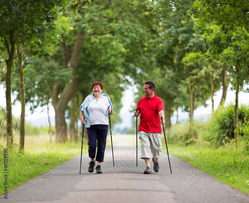 Paar beim Nordic Walking